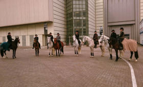 Gruppenbild der Reiter zwischen den Messehallen